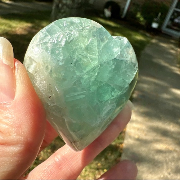 Genuine 574.00 Cts Green Fluorite Heart - Picture 16 of 16